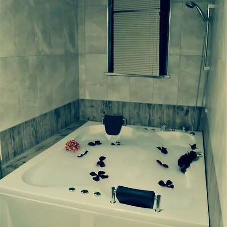 Hera Suites Apartment *